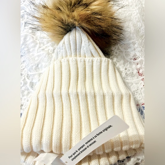 Free People Accessories - Free People-Pinnacle Pompom Host pick 🎉
Beanie NWT Cream / brown Pompon